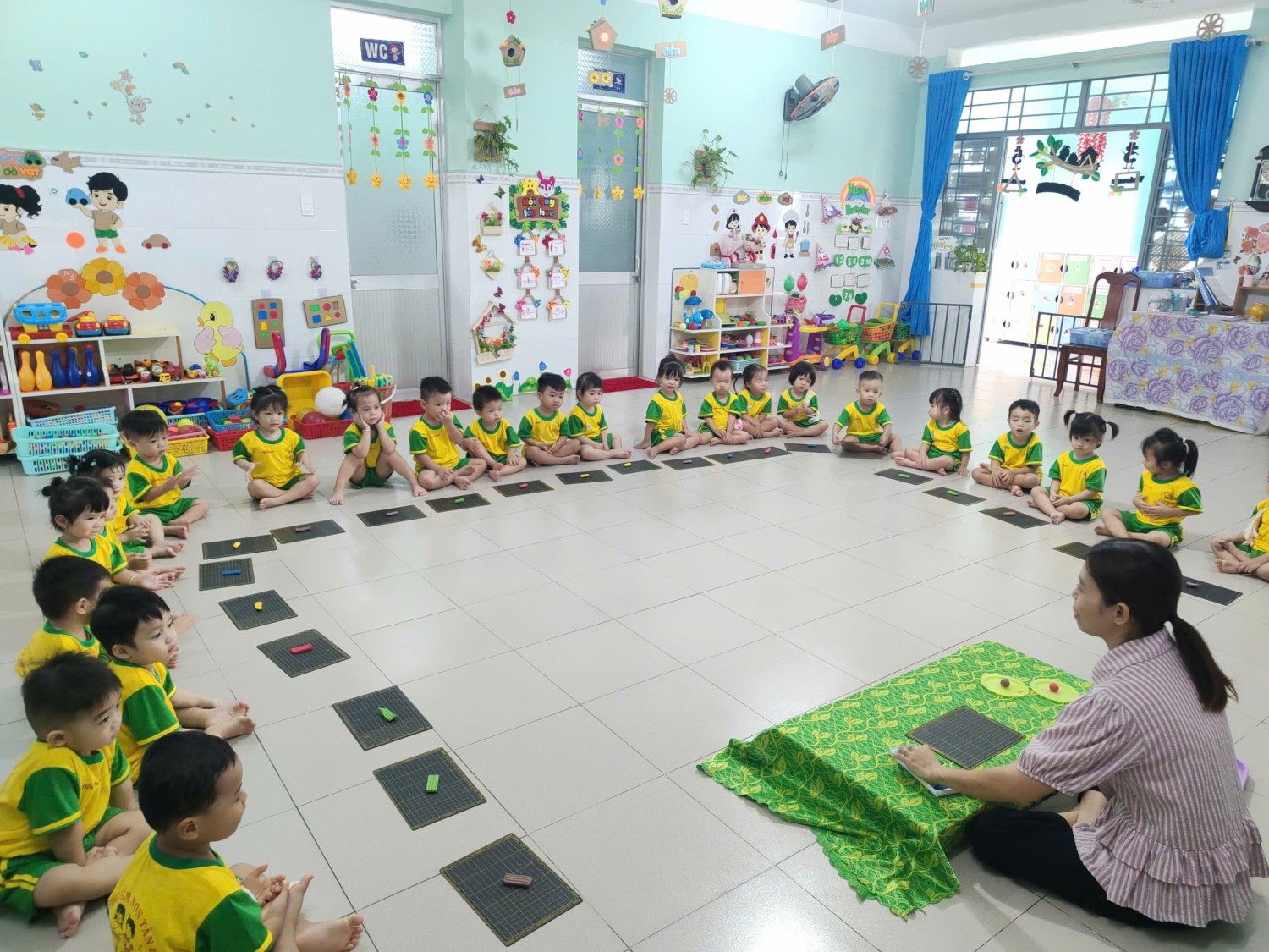 Bé nặn hòn bi
