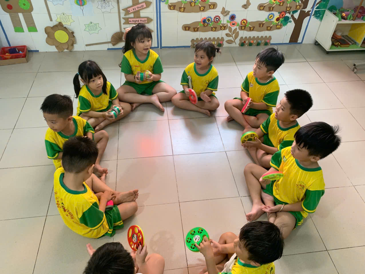 Cùng lớp chồi 1 thể hiện tiết tấu chậm qua bài hát'' Em đi qua ngã tư đường phố''