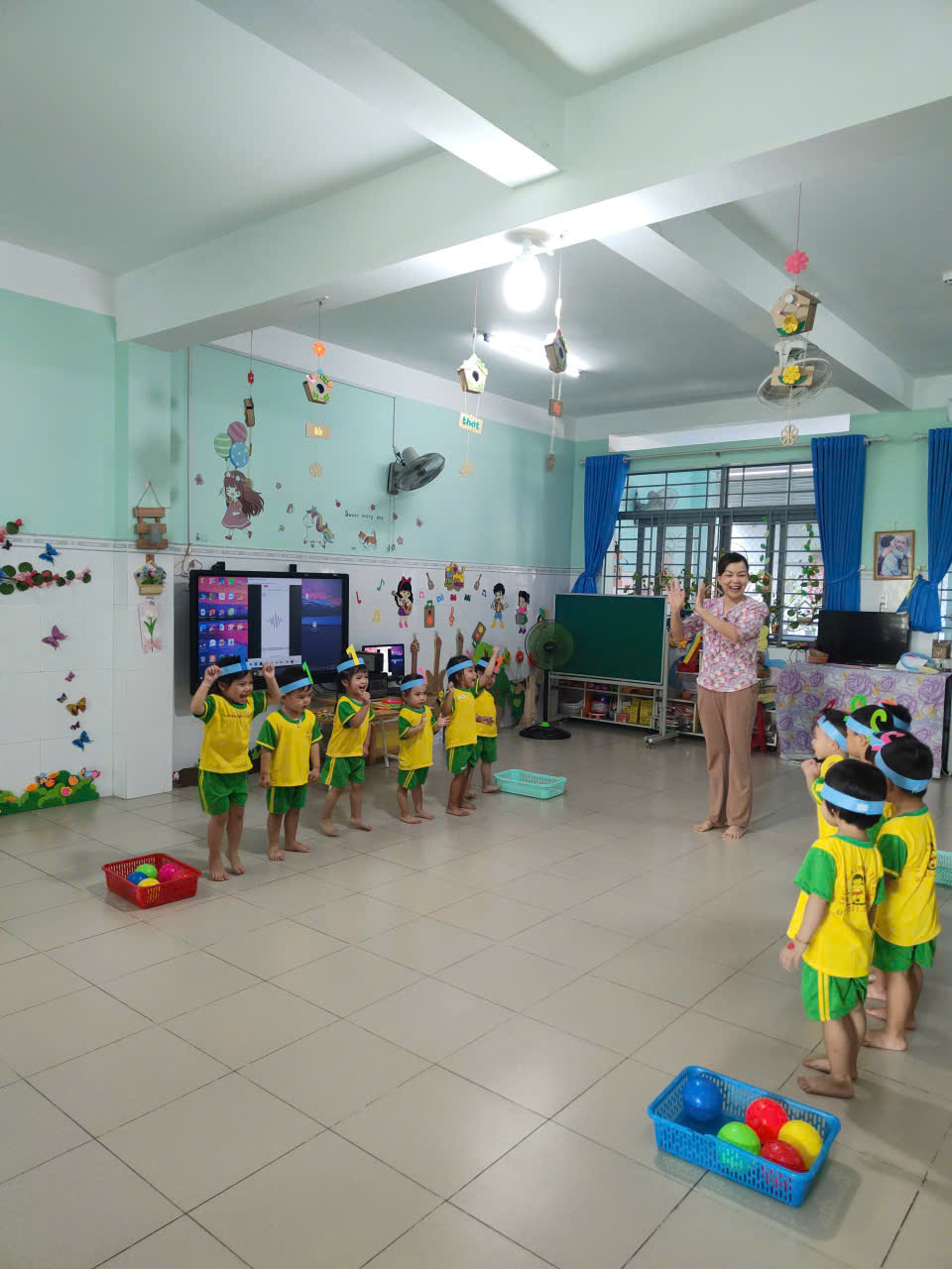 Hoạt động Bật qua vạch kẻ của các bé nhà trẻ