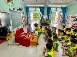 bé làm thiệp tặng mẹ